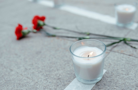 В знак солидарности в борьбе с терроризмом и в память обо всех его жертвах участники акции зажгли свечи и возложили цветы.
