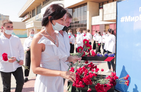 Жители города Ставрополя на возложении цветов