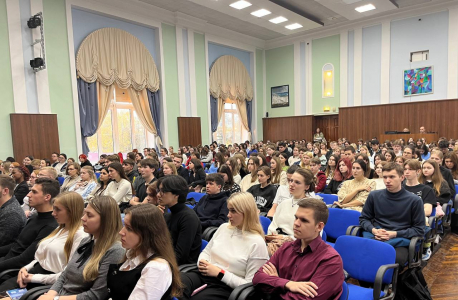 Проведение патриотическо-художественного спектакля «Время выбрало нас!». Актовый зал Нижегородского государственного лингвистического университета им.Н.А.Добролюбова. В зале преподаватели и студенты вуза.