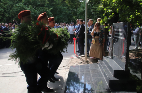 Новочебоксарские кадеты возложили к монументу памятную гирлянду.