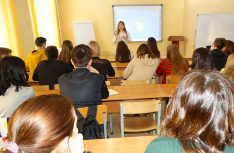 В Астрахани студентам колледжа рассказали о правовых последствиях противоправных деяний экстремистской направленности