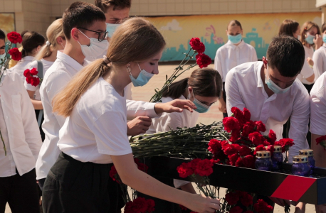 Жители города Ставрополя на возложении цветов