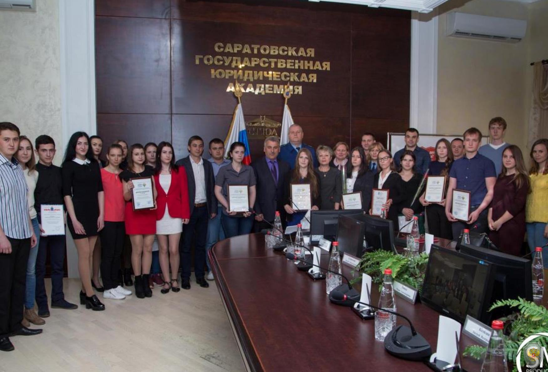Лауреаты II Межвузовского конкурса по противодействию терроризму в г. Саратове и члены жюри.