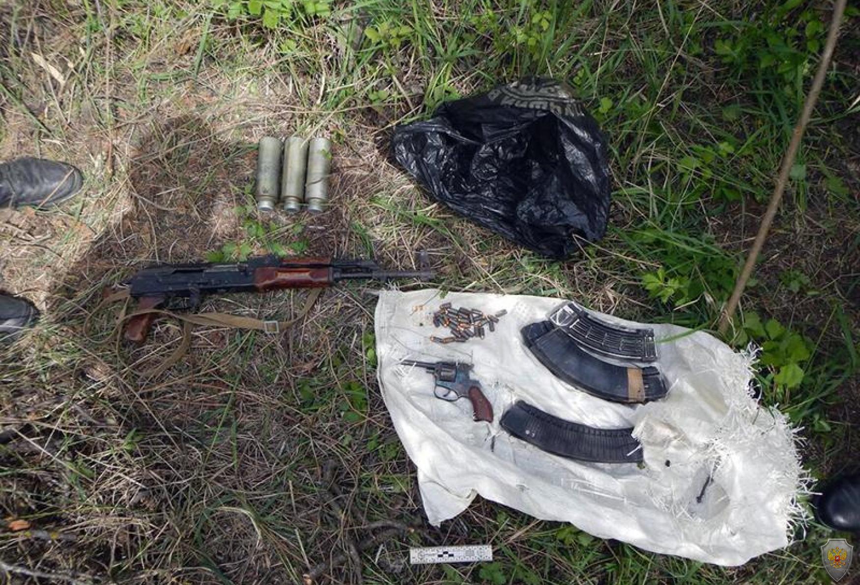 В Дагестане обнаружены три бандитских тайника с большим количеством боеприпасов, оружием и взрывчаткой