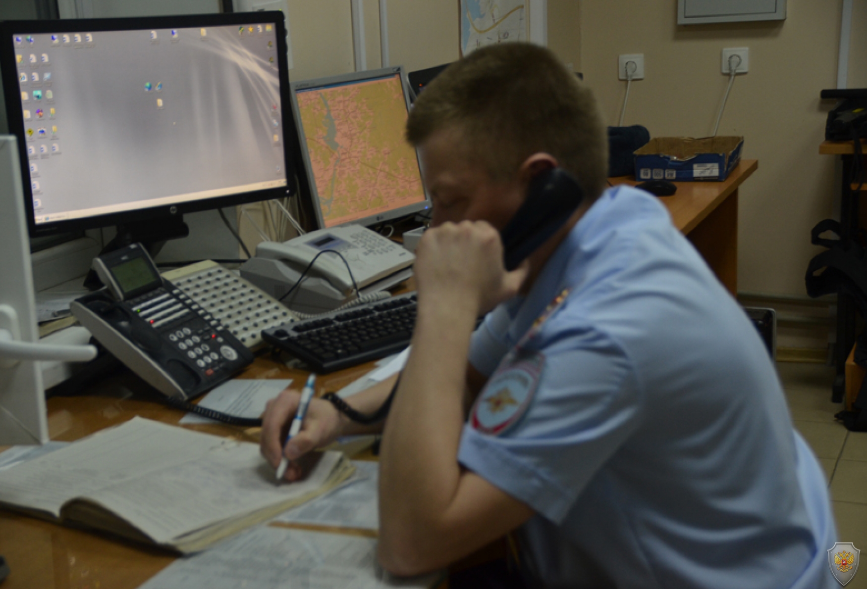 Дежурный ОМВД России по Шекснинскому району принимает информацию о захвате заложников.