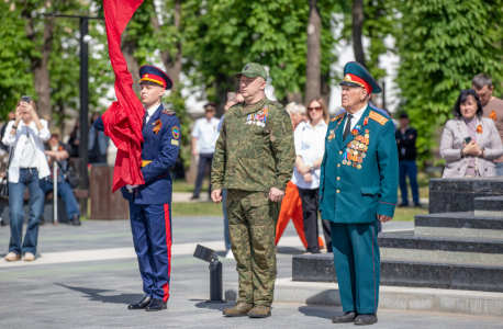 Торжественное возложение цветов к Пилону Славы и Могиле Неизвестного Солдата в ЛНР