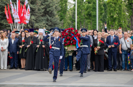 Торжественное возложение цветов к Пилону Славы и Могиле Неизвестного Солдата в ЛНР