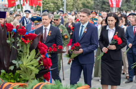 Торжественное возложение цветов к Пилону Славы и Могиле Неизвестного Солдата в ЛНР