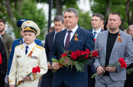 Торжественное возложение цветов к Пилону Славы и Могиле Неизвестного Солдата в ЛНР