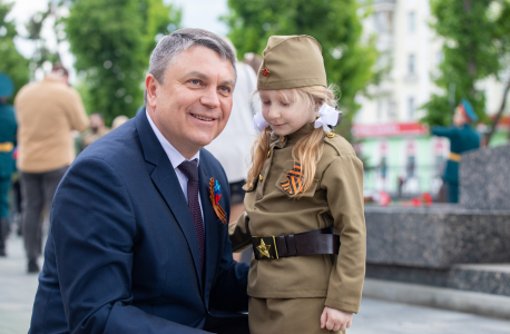 Торжественное возложение цветов к Пилону Славы и Могиле Неизвестного Солдата в ЛНР