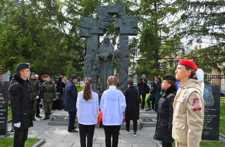 В Санкт-Петербурге к монументам «Детям Беслана» и «Воинам, погибшим на Кавказе» возложили цветы