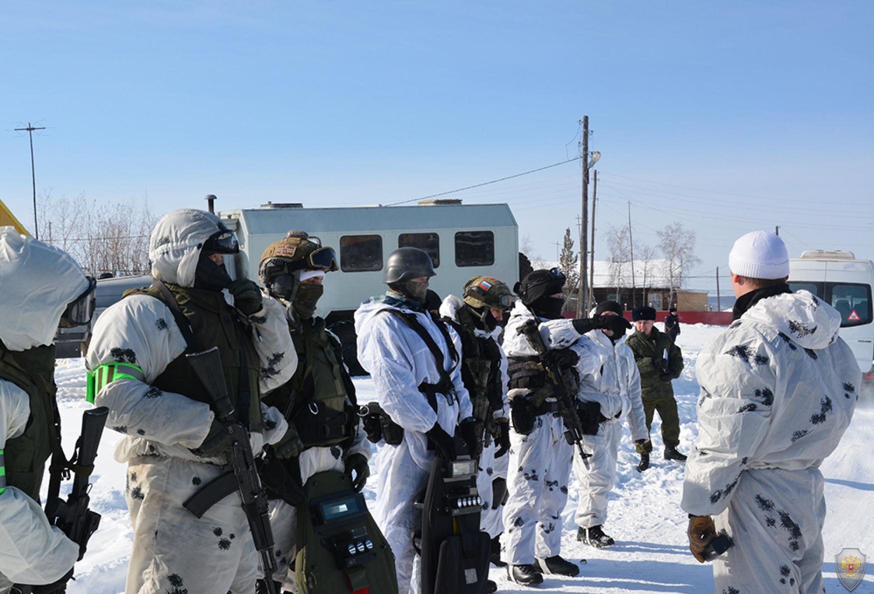 Сотрудники оперативно-боевого подразделения получают указания руководителя группы по действиям при штурме.