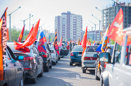 В Луганске прошел автопробег в честь 80-летия Великой Победы