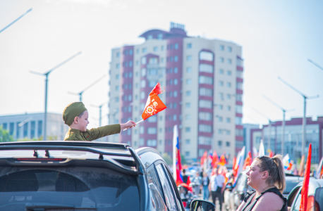 В Луганске прошел автопробег в честь 80-летия Великой Победы