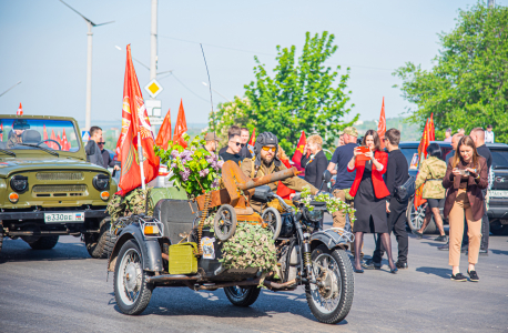 В Луганске прошел автопробег в честь 80-летия Великой Победы