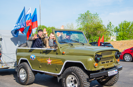В Луганске прошел автопробег в честь 80-летия Великой Победы