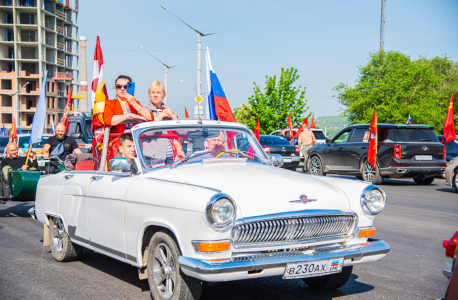 В Луганске прошел автопробег в честь 80-летия Великой Победы