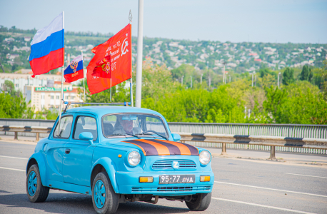 В Луганске прошел автопробег в честь 80-летия Великой Победы