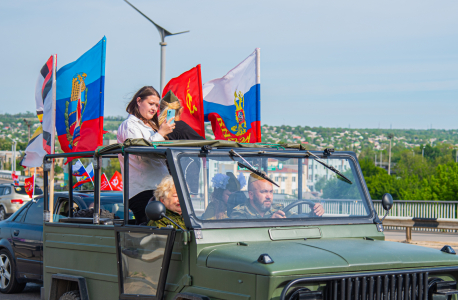 В Луганске прошел автопробег в честь 80-летия Великой Победы