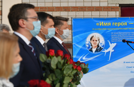В Ижевске открыта мемориальная доска в память о подвиге стюардессы Надежды Курченко, погибшей от рук террористов