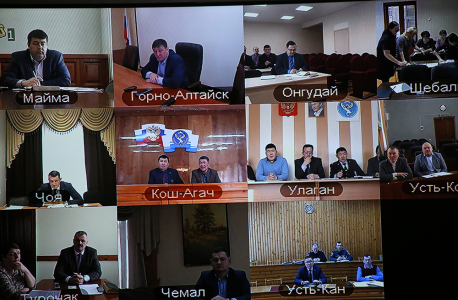 В режиме видеоконференцсвязи в заседании принимает участие руководство муниципальных образований в РА