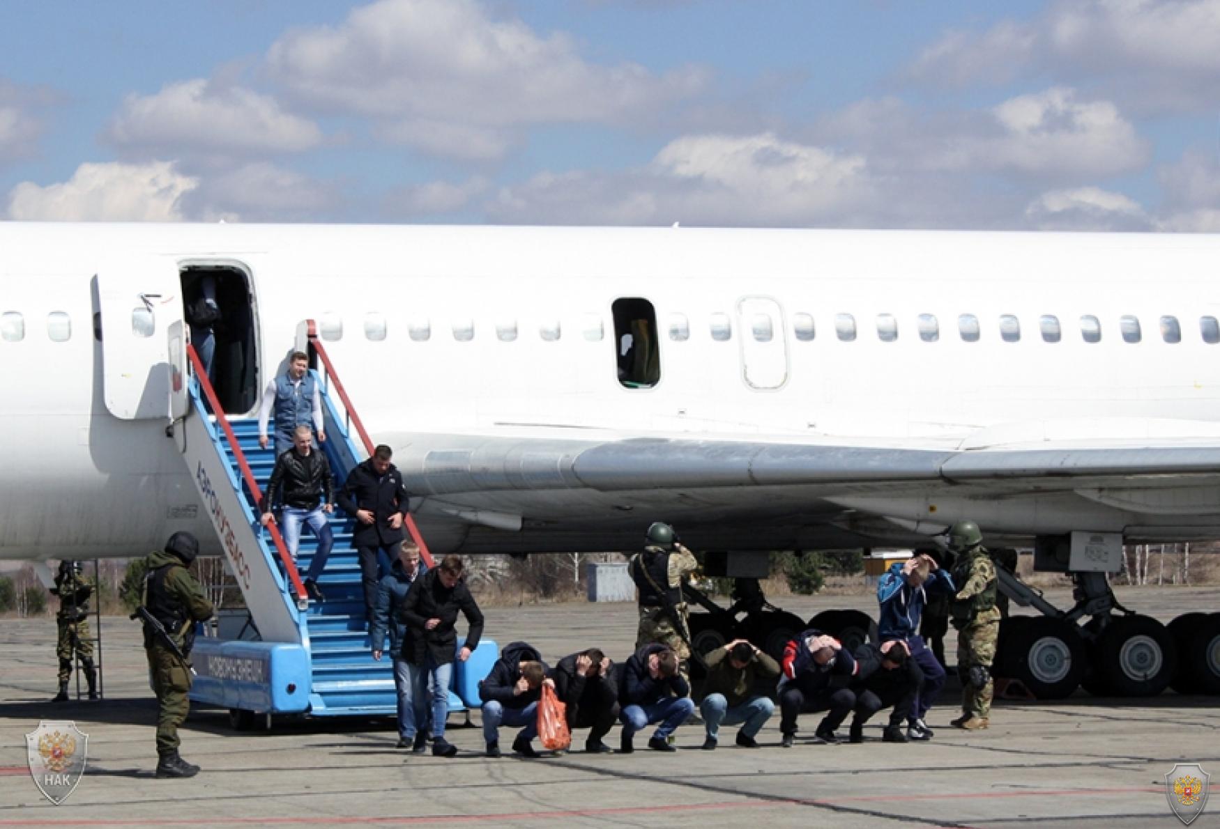 Вывод из самолёта освобожденных «заложников»