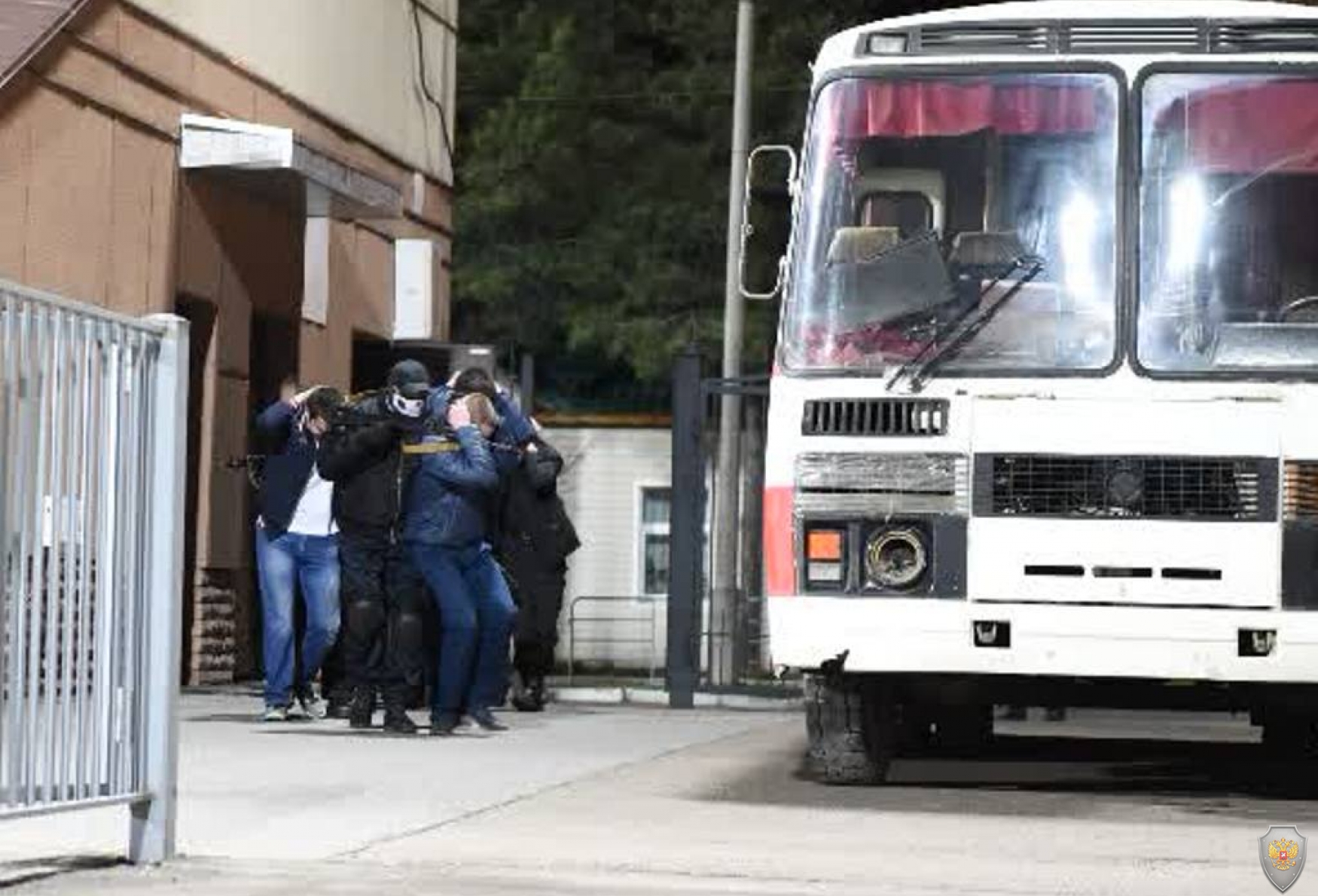 Террористы под прикрытием заложников переходят из захваченного помещения в автобус 