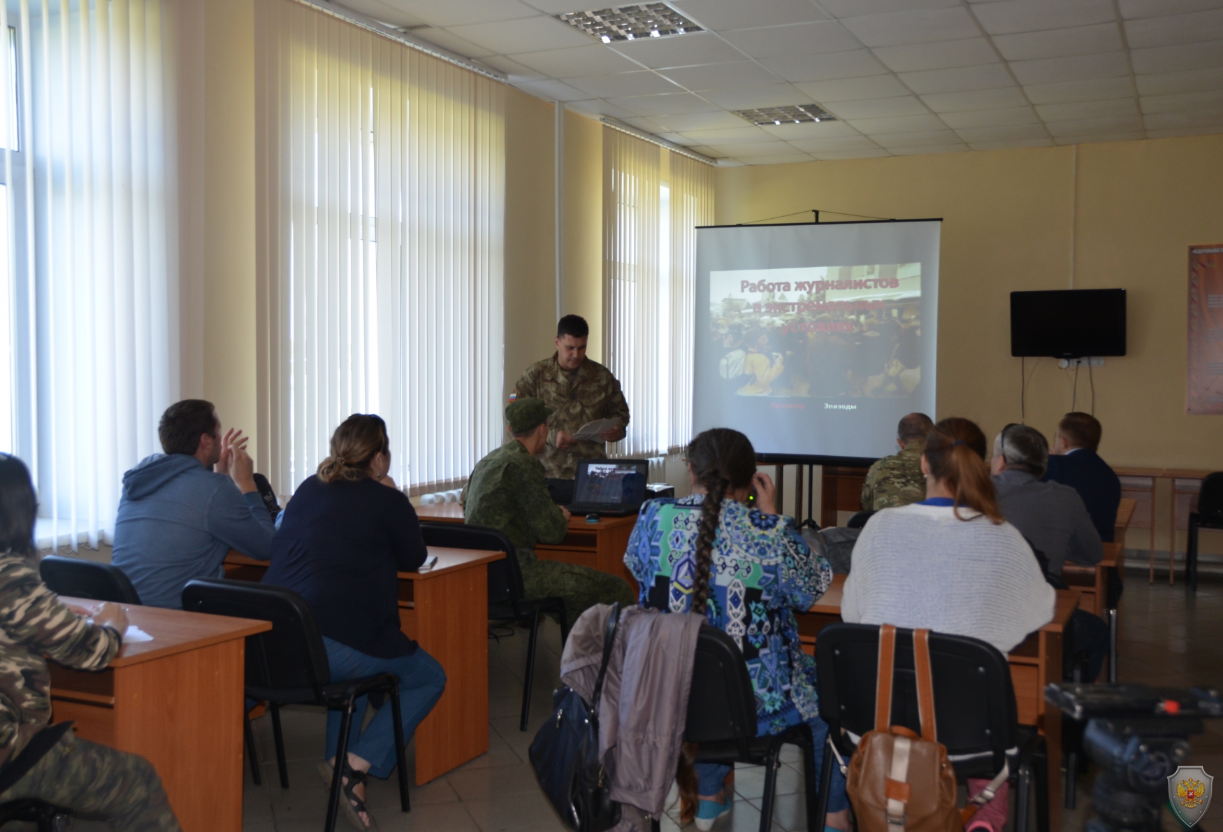 Сотрудник аппарата ОШ в Новосибирской области читает лекцию о работе журналистов в экстремальных условиях