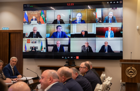 Видео-панель с присутствующими на заседании в режиме ВКС председателями антитеррористических комиссий городских округов и муниципальных образований Карачаево-Черкесской Республики.