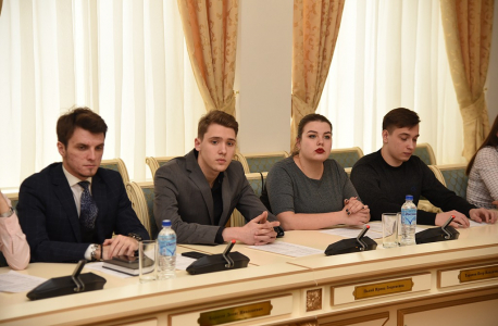 Участники заседания круглого стола «Профилактика проявлений терроризма и экстремизма в молодежной среде»