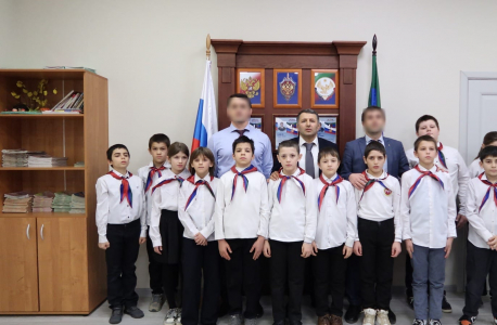 В школе Дагестана открыт патриотический стенд, посвященный  военнослужащим ФСБ – Героям России