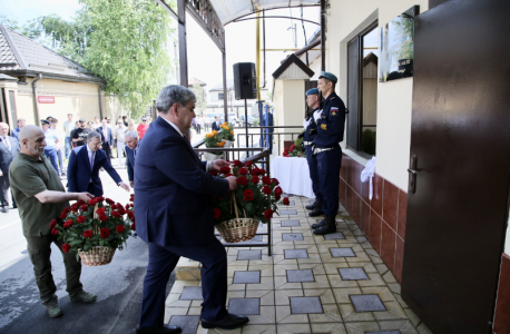 В Кабардино-Балкарии увековечили память о Героях России Нурмагомеде Гаджимагомедове иТимуре Тамазове