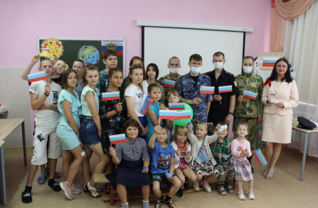 Росгвардейцы Еврейской автономной области провели профилактическое мероприятие, приуроченное ко Дню Государственного флага России