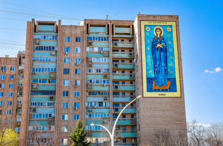 В столице Луганской Народной Республики появился мурал с изображением Богородицы