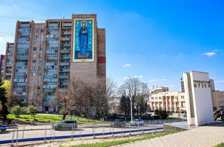 В столице Луганской Народной Республики появился мурал с изображением Богородицы