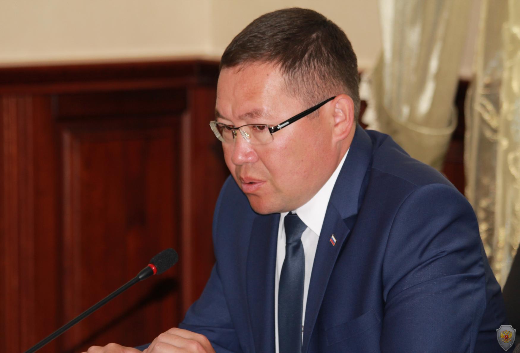 Заместитель Председателя Правительства Республики Алтай Э.А.Ялбаков докладывает о подготовке к выборным процессам