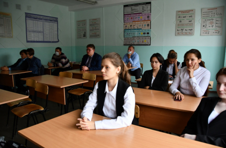 Сотрудники ГУ МВД России по Кемеровской области провели для подростков тематический классный час