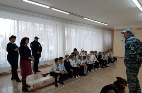 Сотрудники ОМВД России по Нижнегорскому району провели урок правового информирования для школьников