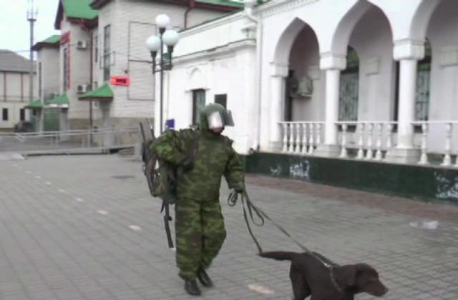 Поиск взрывного устройства возле здания вокзала