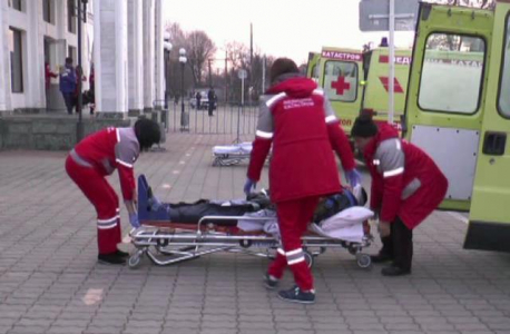 Вынос пострадавших из здания железнодорожного вокзала в карету скорой помощи