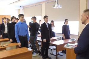 В Магадане педагоги и ученики школ региона почтили память погибших в Татарстане 