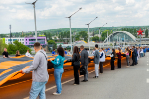 Луганские молодежные активисты развернули 300-метровую георгиевскую ленту в честь Дня Республики