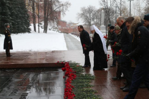 Возложение цветов и венков к Могиле неизвестного Солдата делегацией Московской области