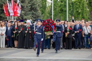 Торжественное возложение цветов к Пилону Славы и Могиле Неизвестного Солдата в ЛНР