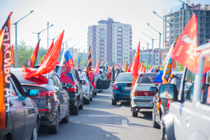 В Луганске прошел автопробег в честь 80-летия Великой Победы