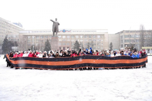 На Театральной площади Саратова развернули георгиевскую ленту