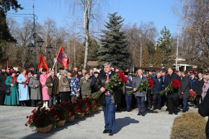 В День защитника Отечества в Нальчике возложили цветы к мемориалу 