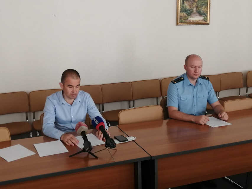 Выступление руководителя аппарата АТК в Тамбовской области Смольянинова Ю.А. (на фото слева) и помощника прокурора области Киреева Виталия Владимировича (на фото справа) перед представителями региональных СМИ